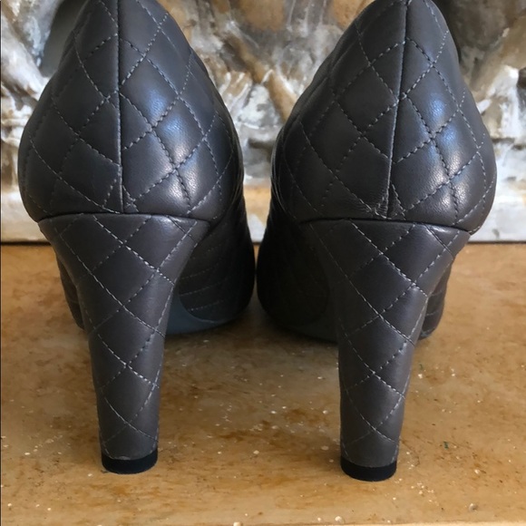 Channel quilted two tone heels - Picture 3 of 10